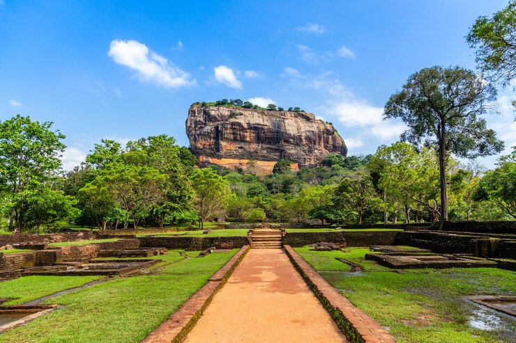 sigiriya-lion-rock-ancient-rock-fortress-dambulla-central-province-sri-lanka_253104-460