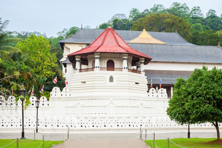 temple-sacred-tooth-relic-sri-dalada-maligawa-kandy-sri-lanka-sacred-tooth-relic-temple-is-buddhist-temple-located-royal-palace-complex-kingdom-kandy_78361-9874